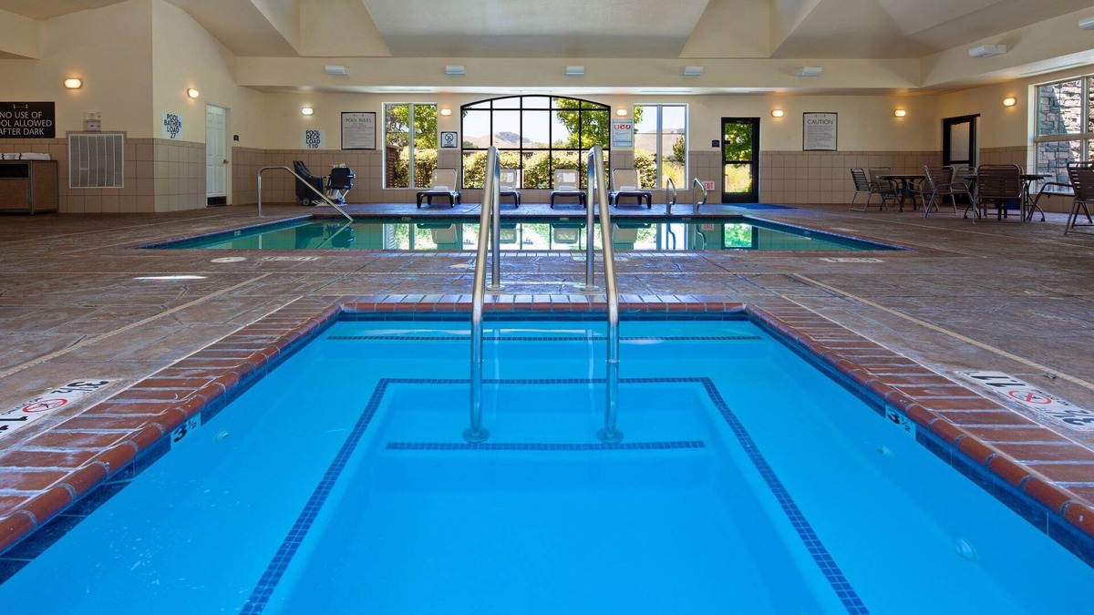 Fairfield Condo | Free Breakfast. Pool & Hot Tub. Close to Napa Valley Wine Country.
