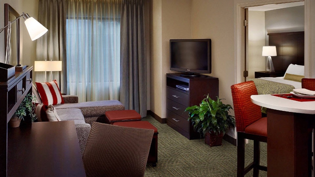 Sterling Heights Condo | Free Breakfast Buffet. Pool Access. King Suite in a Great Location.