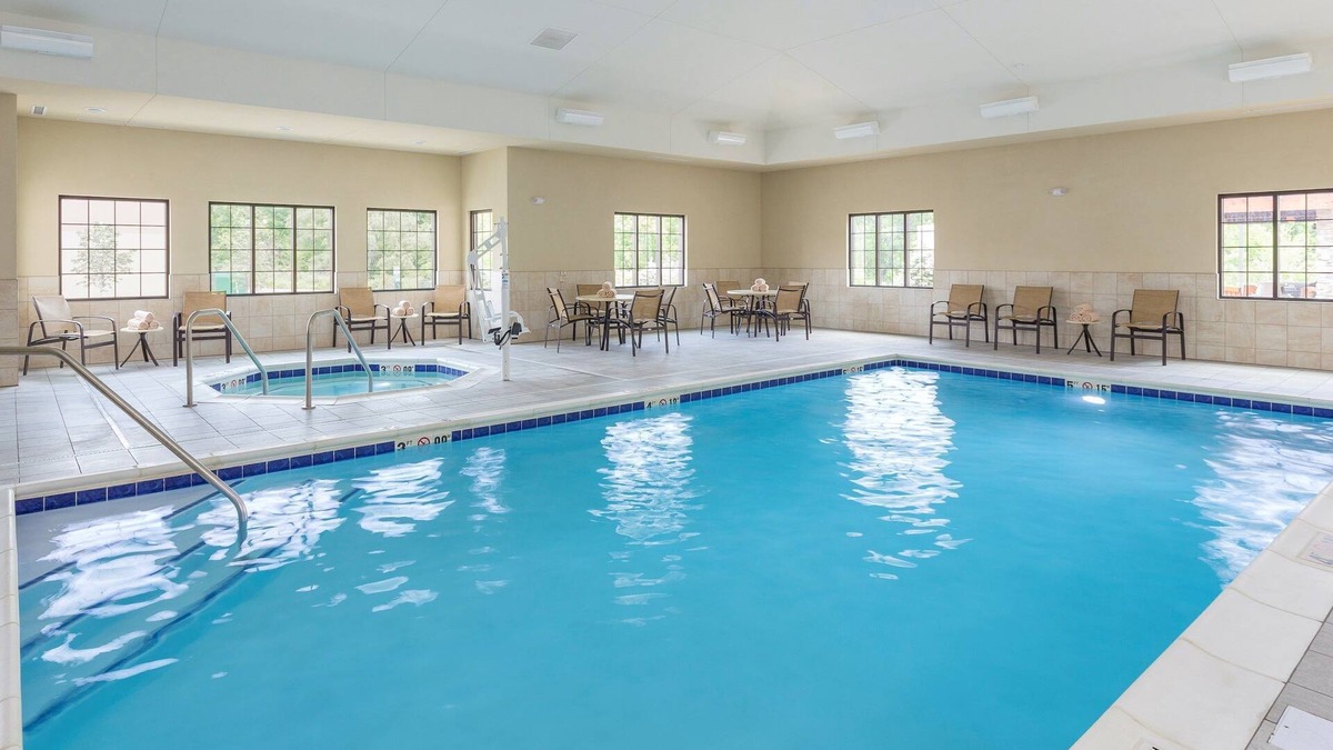 Canton Condo | Free Daily Breakfast, Shared Hot Tub + Pool | King Suite