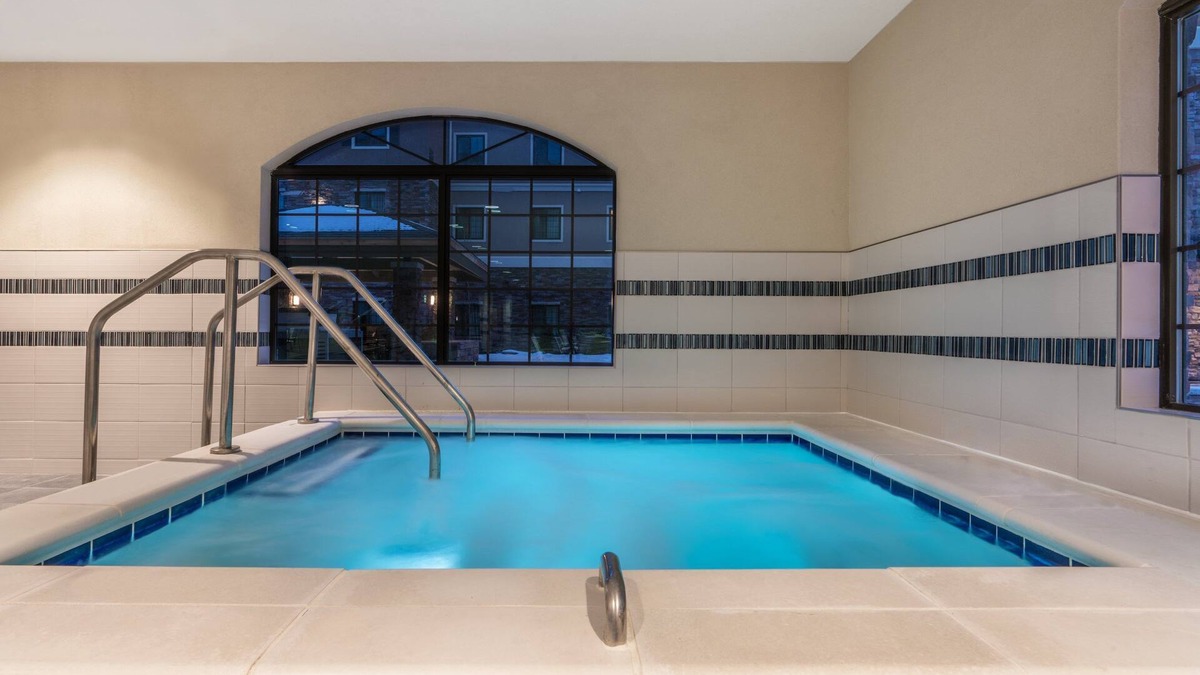Midtown Anchorage Condo | Free Daily Breakfast, Business Center + Heated Indoor Pool Access