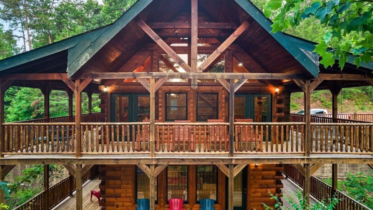 Hemlock Hills Cabin | Free Dollywood Tix/Spacious/Central/PoolTable/