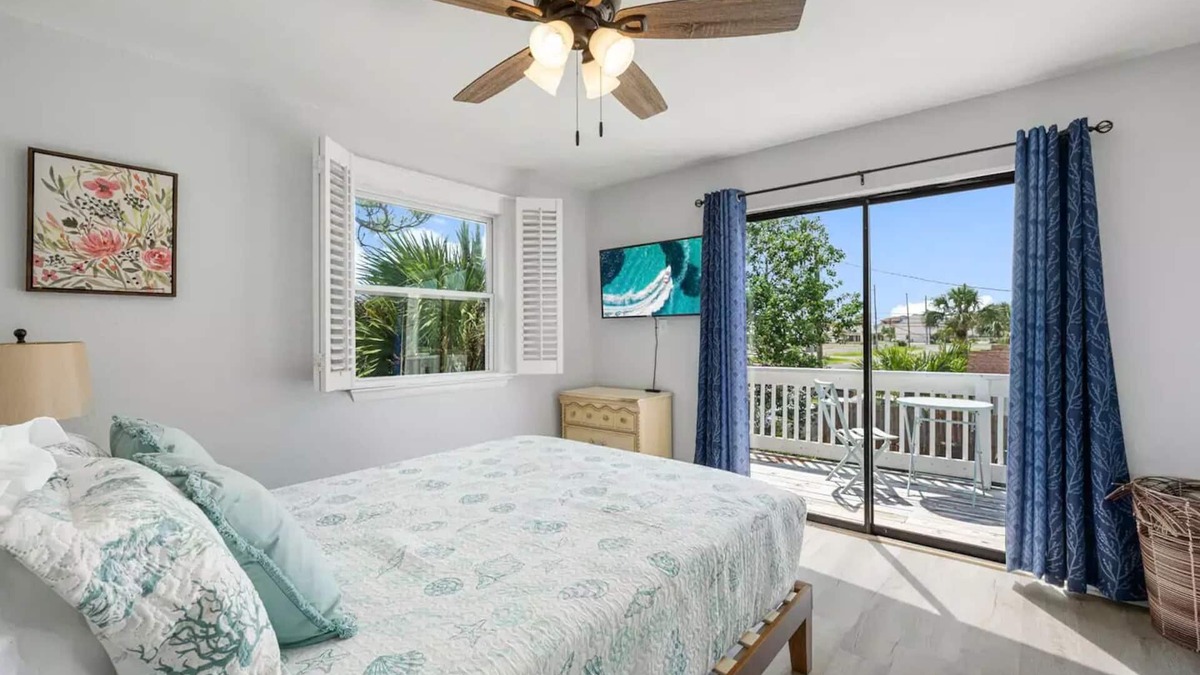 Silver Sands House | Free Golf Cart. 5 minutes walk to the Beach Townhome. Fenced backyard.