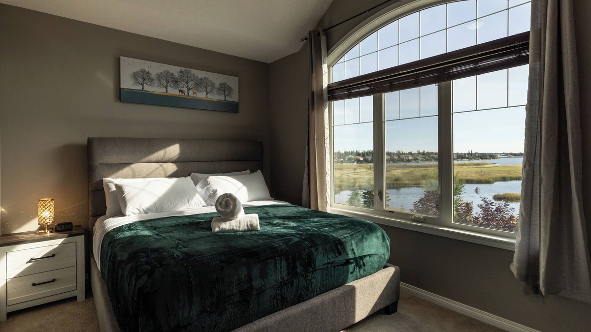 Chestermere House | Free Night/Lakefront/8min>Calgary/3 Kings/Fire Pit