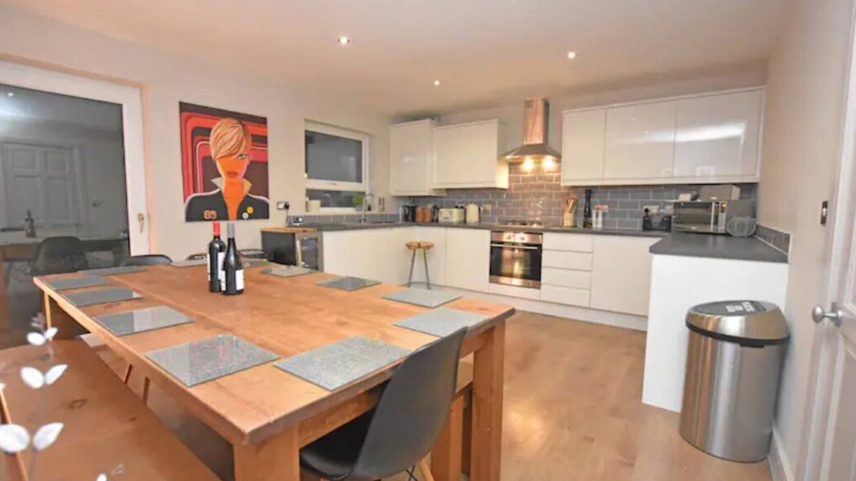 Bath House | FREE PARKING, Spacious and Stylish.