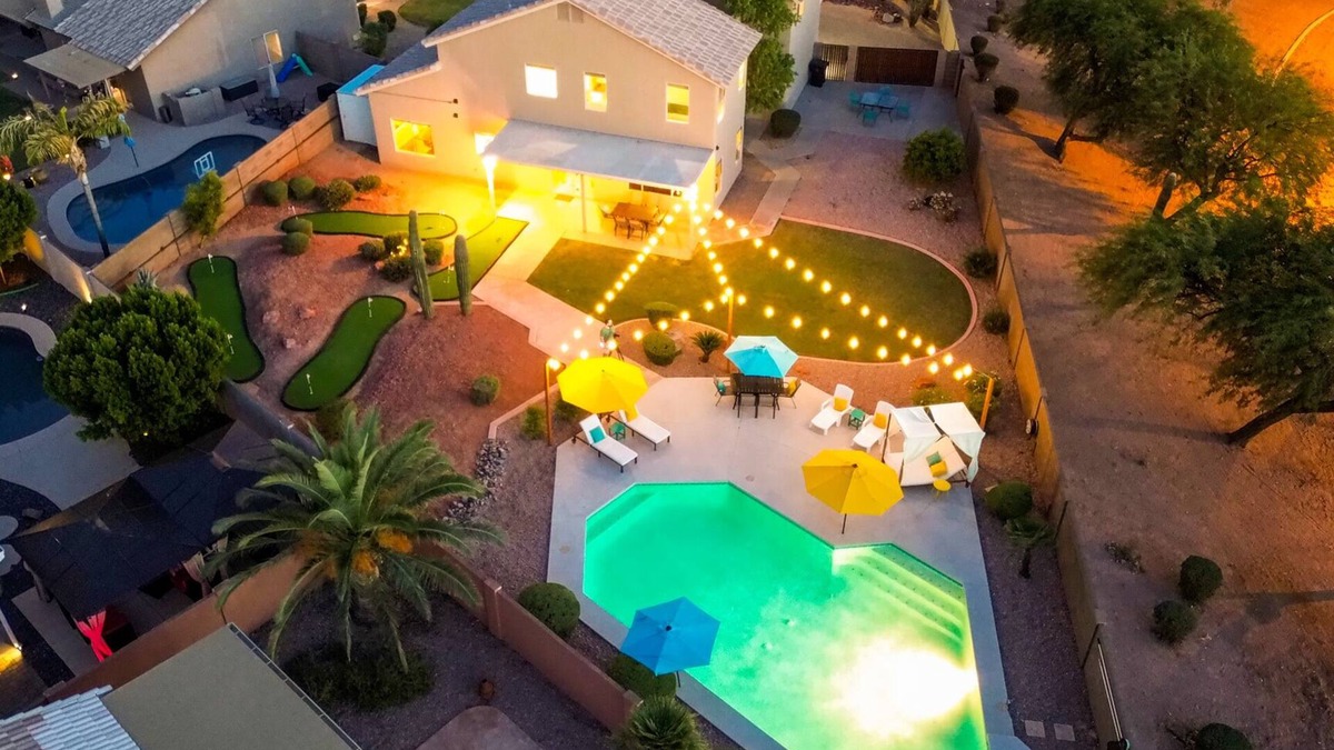 East Mesa House | FREE POOL HEAT~Beach Volley Ball~Putting Greens~Park Adjacent~Basket Ball Court