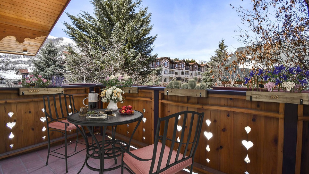 Midway House | Free Tickets to Historic Railroad, Beautifully Updated Zermatt Resort Townhome!