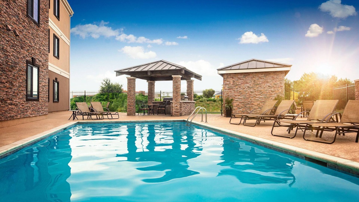 Fort Worth Condo | Free Wi-Fi + Complimentary Breakfast + Outdoor Pool | 30 Minutes from Six Flags!
