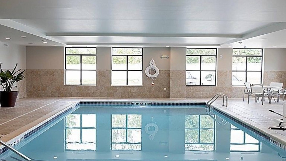 Auburn Hills Condo | Free Wi-Fi, Free Breakfast + Indoor Pool