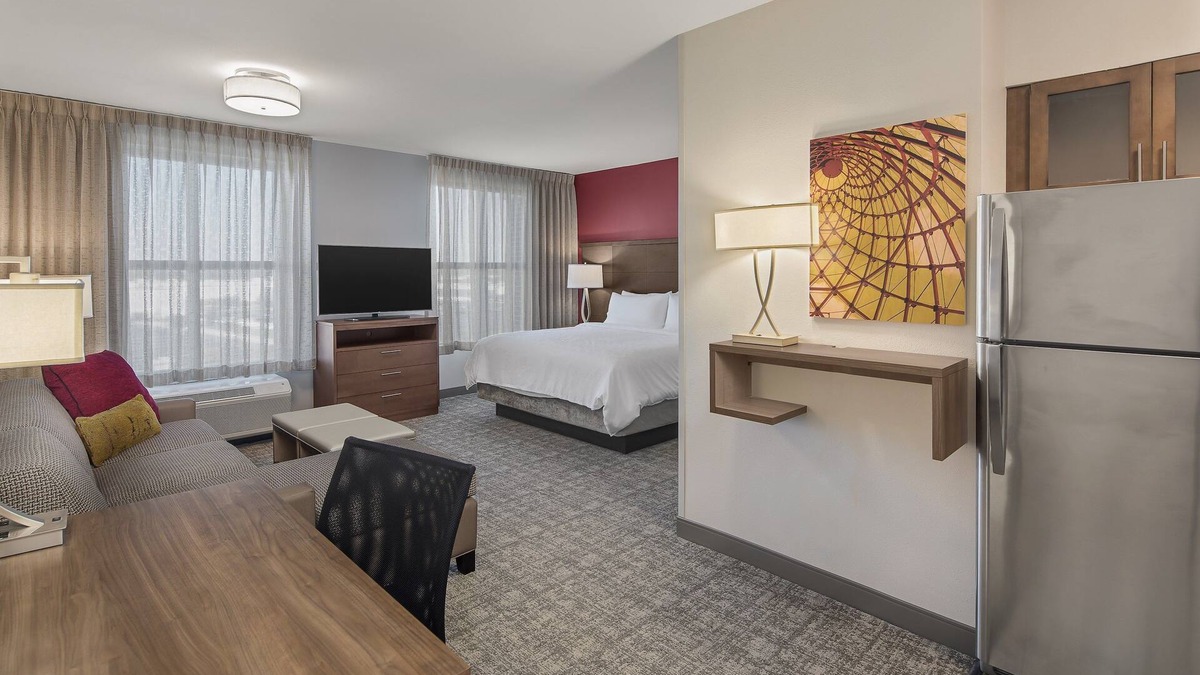 Florence Apartment | Free Wi-Fi, Free Breakfast + Outdoor Pool. King Studio Near Florence Center.