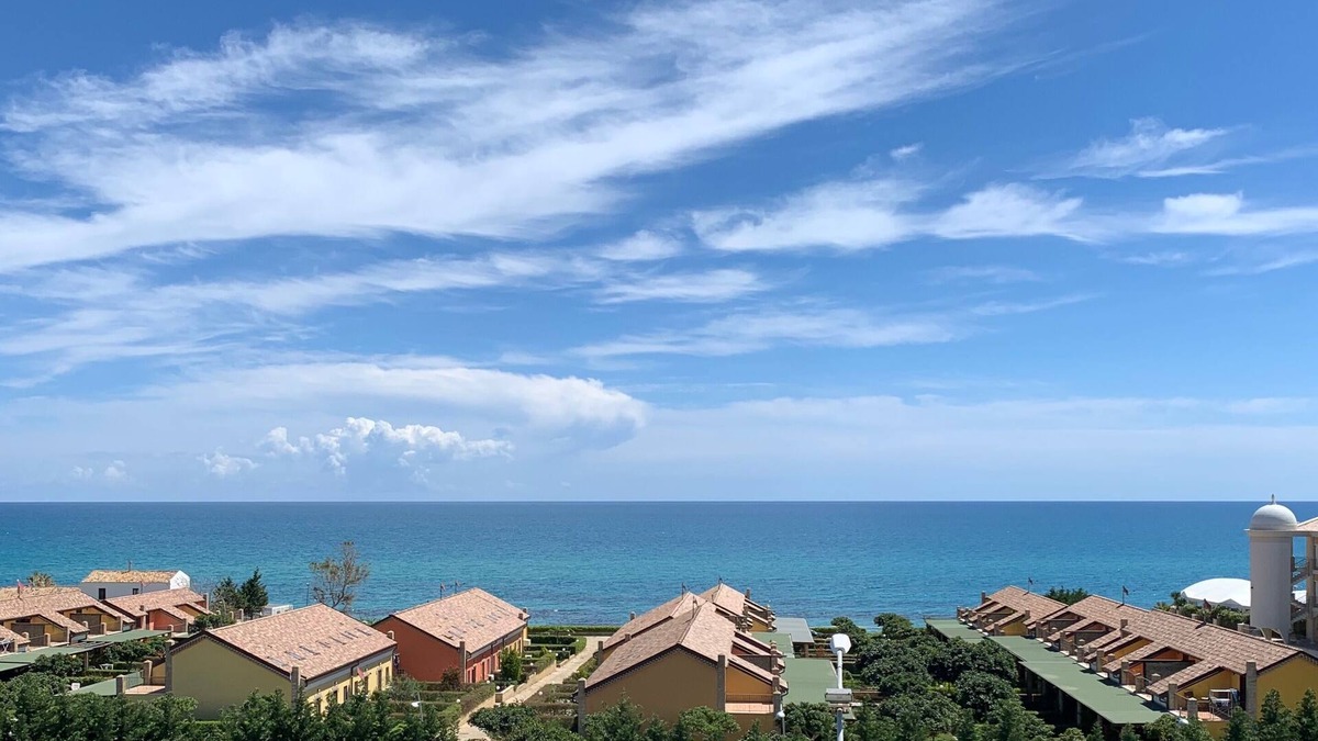 Torre Melissa Apartment | FREEDOM OF AN APARTMENT WITH THE SERVICES OF A HOTEL.