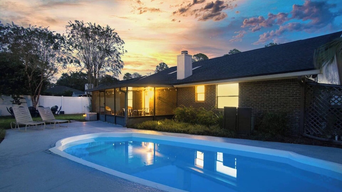 Southside House | ~Fresca Familia Sleeps 8 Pool by Shops & Dining~