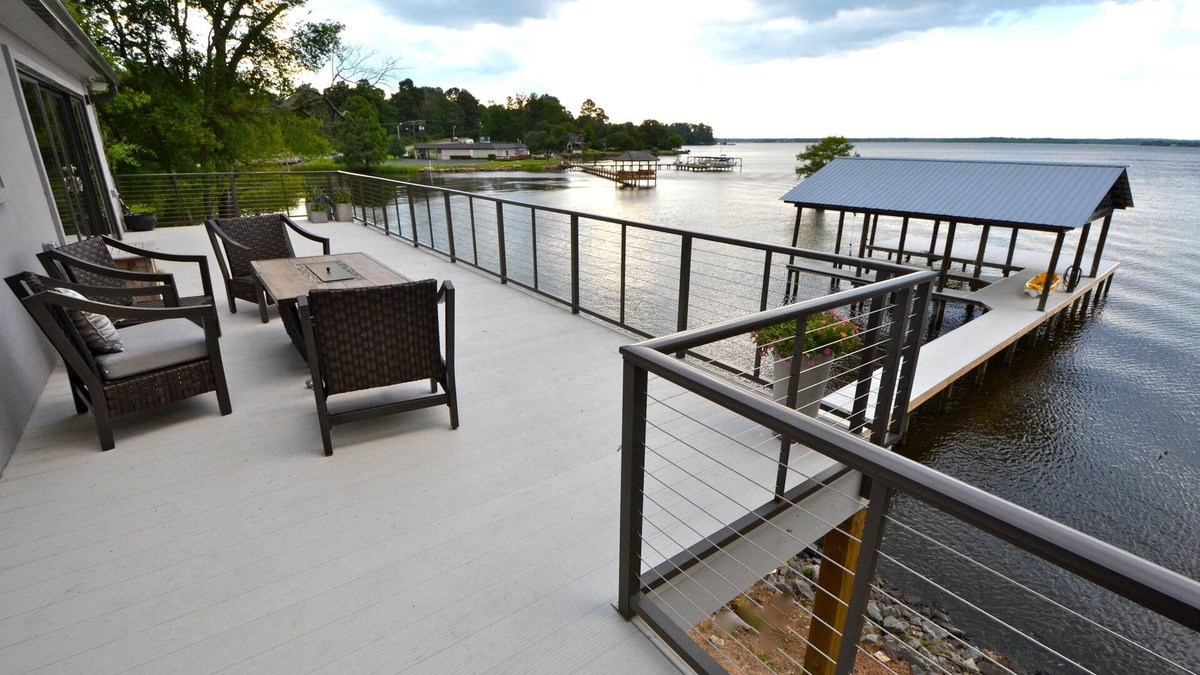 Shreveport House | Fresh, Contemporary Lake House with Gourmet Kitchen and 2 Covered Boat Slips