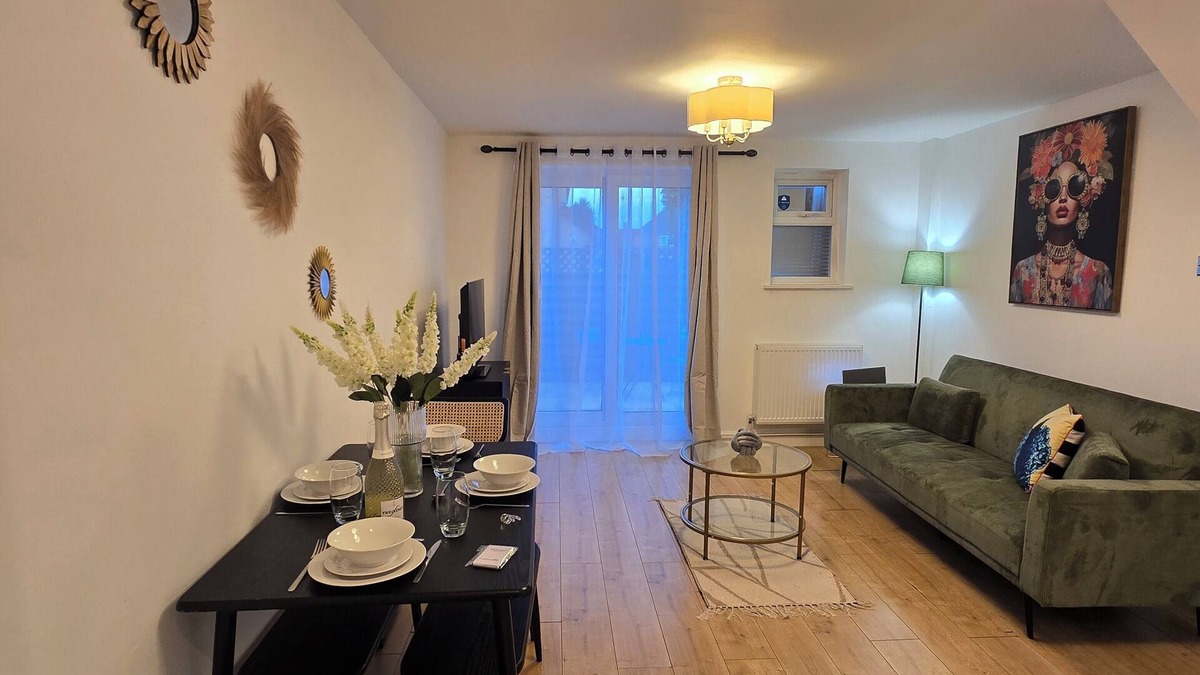 Hemel Hempstead House | Fresh, Cosy 2 Bed House: Contractors, Professionals - Garden and Free Parking