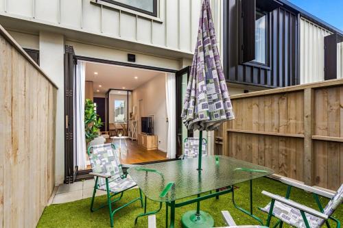 Grey Lynn Apartment | Fresh Grey Lynn 2BR unit w Patio by Zodiak Stays