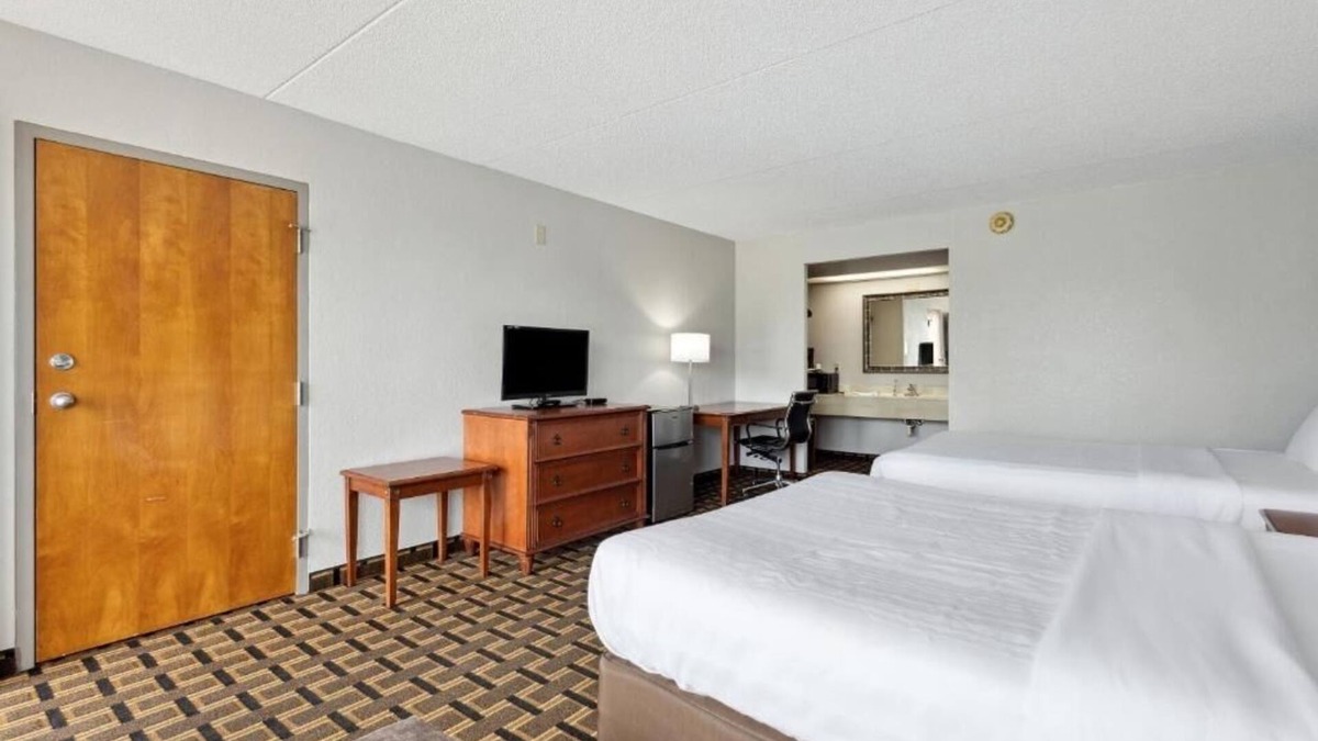 Greeneville Hotel | Fresh Room Near Local Eats With Pets Welcome and Parking