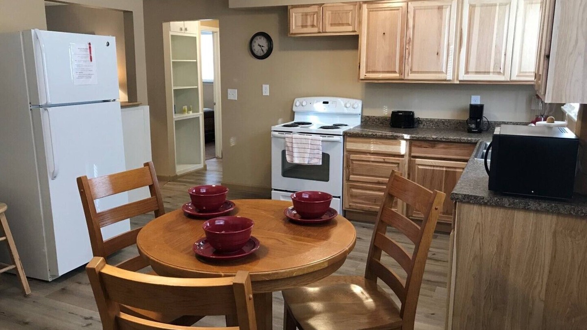 Cascade Apartment | Freshly Remodeled 2 Bedroom, Full Kitchen, living Room Suite, in Cascade unit #4