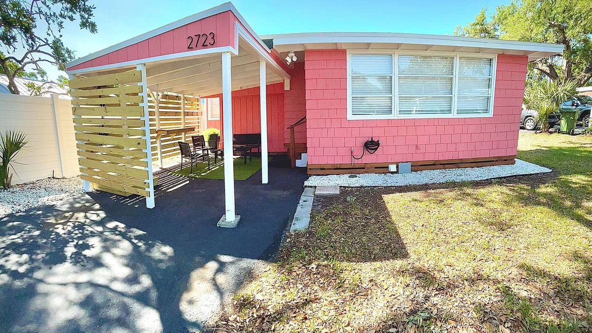 River District House | Freshly renovated 2-bedroom house in beautiful Bradenton with WiFi, AC