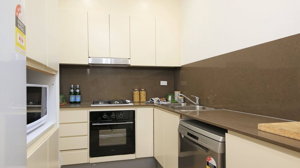 Mascot Apartment | Freshly Renovated Garden Apartment Walking Distance to Mascot Train Station