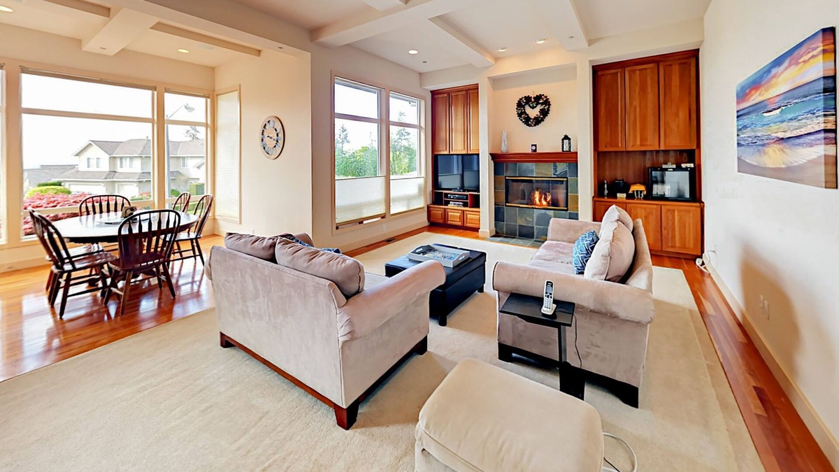 Newcastle House | Freshly Updated Golf Getaway with Lake Washington & City Views