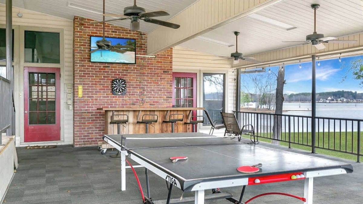 Farmerville House | Freshly Updated | Huge Yard | Sleeps 15