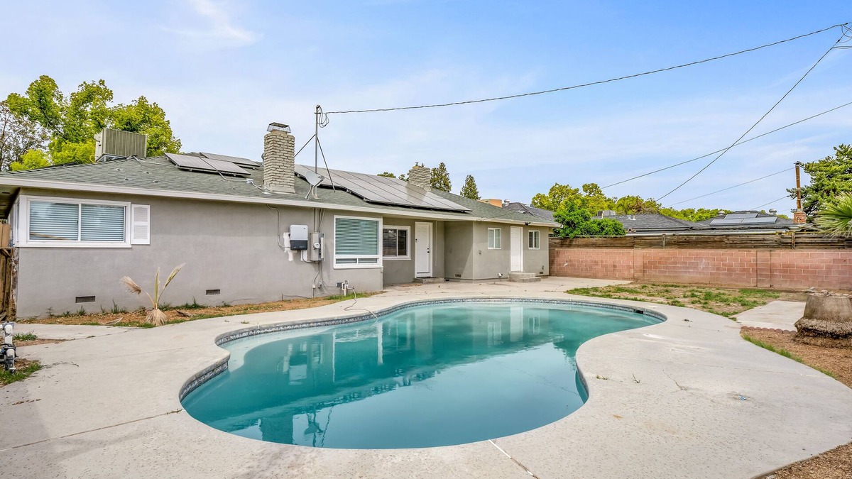 Raisin House | Fresno House Pool Foosball 2 Car Garage 5 Bed/3 Bath