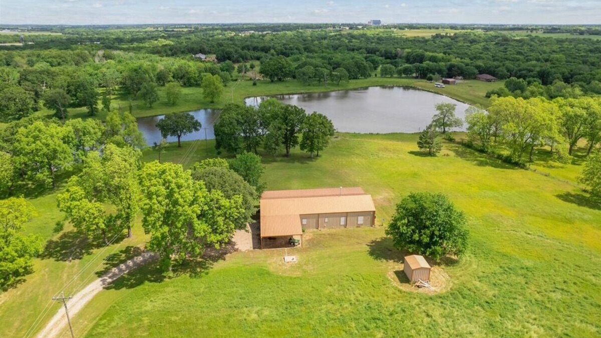 Calera House | Friede's Hideaway - The perfect retreat with a private pond, hot tub & much more