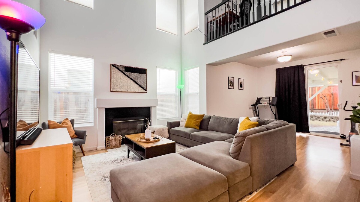 Salinas House | Friends, Family & Dog Stay in Monterey Peninsula with AC & Grill