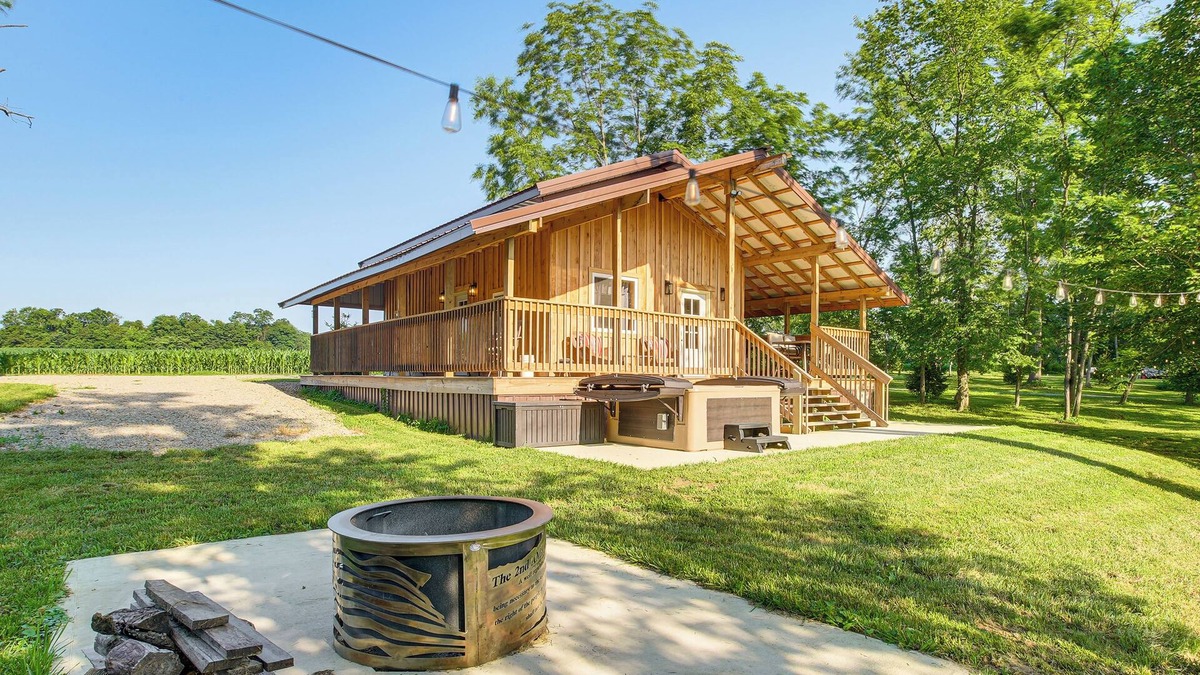 East Fultonham Cabin | 'Friends & Family' Rental Cabin w/Hot Tub!