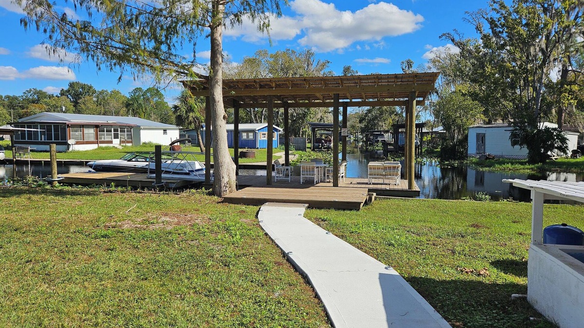 Satsuma House | Froggies Fish Camp-Dunns Creek & St. Johns RivernBoating & Fishing Paradise!