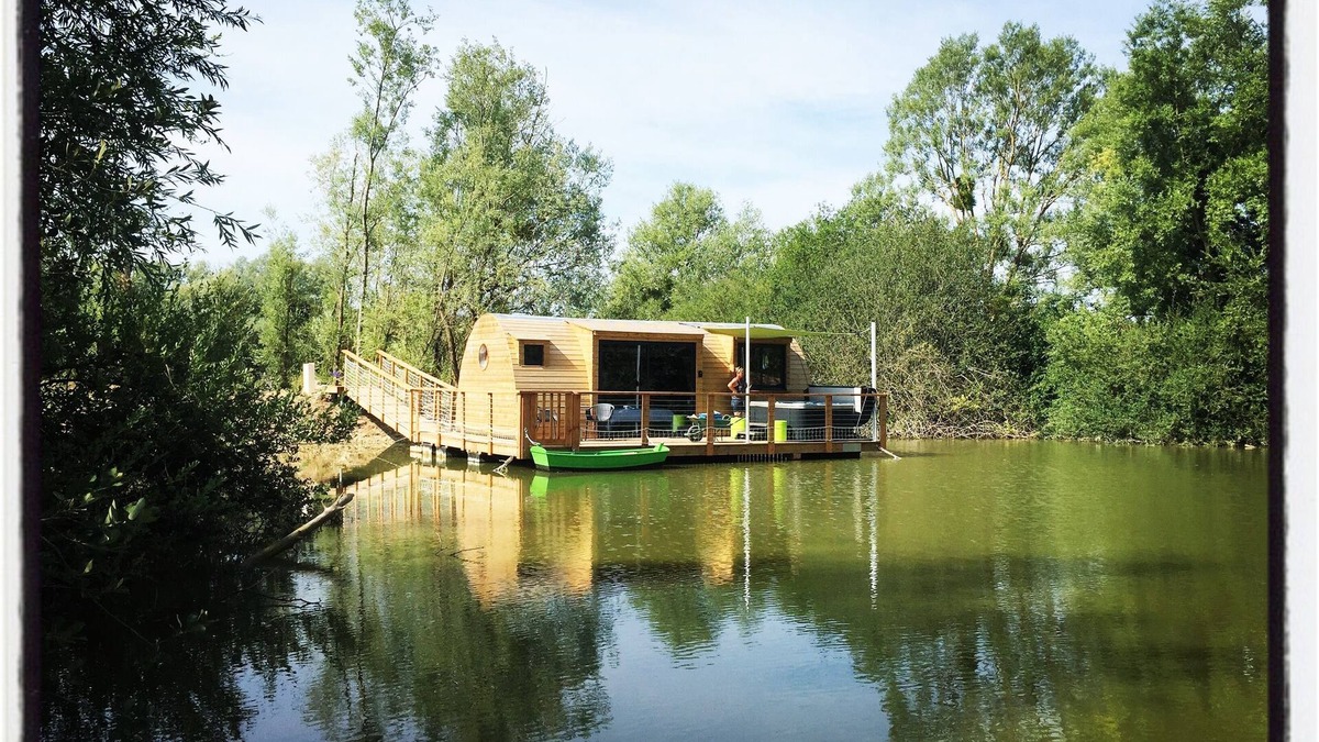 Chablis Cabin | Frogs floating cabin with private spa