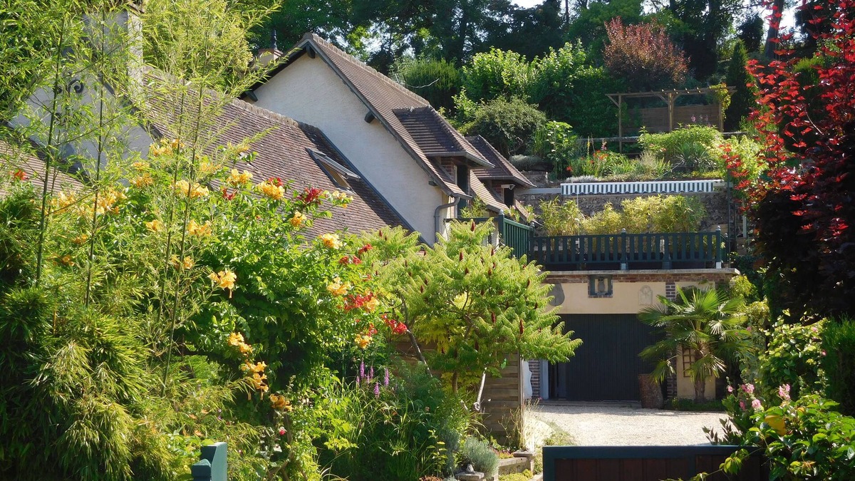 Sainte-Gemme-Moronval House | "from one Eure to another" A charming house in a garden