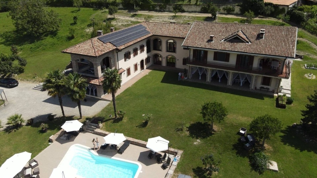 Canelli Apartment | From the old barn comes a large room on two levels with large windows.