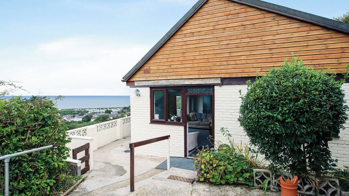 Aberaeron Cottage | Frondeg translates to ’Pretty Hill’, this is exactly what this property offers.