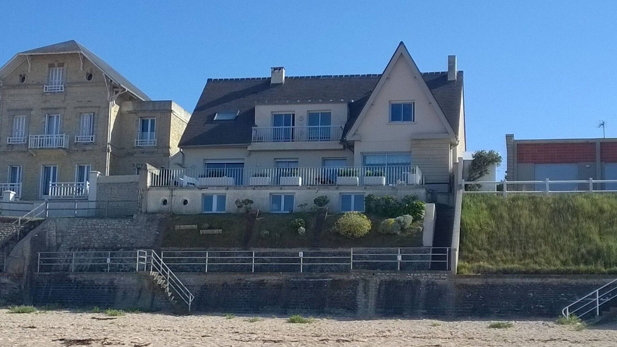 Langrune-sur-Mer Apartment | FRONT DE MER, direct private access to the beach, exceptional view,