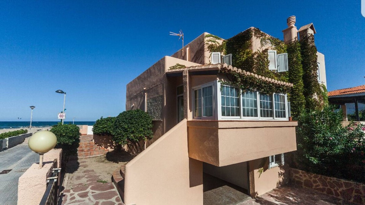 Pobles del Sud House | Front line beach villa near El Saler golf course + wifi. Valencia