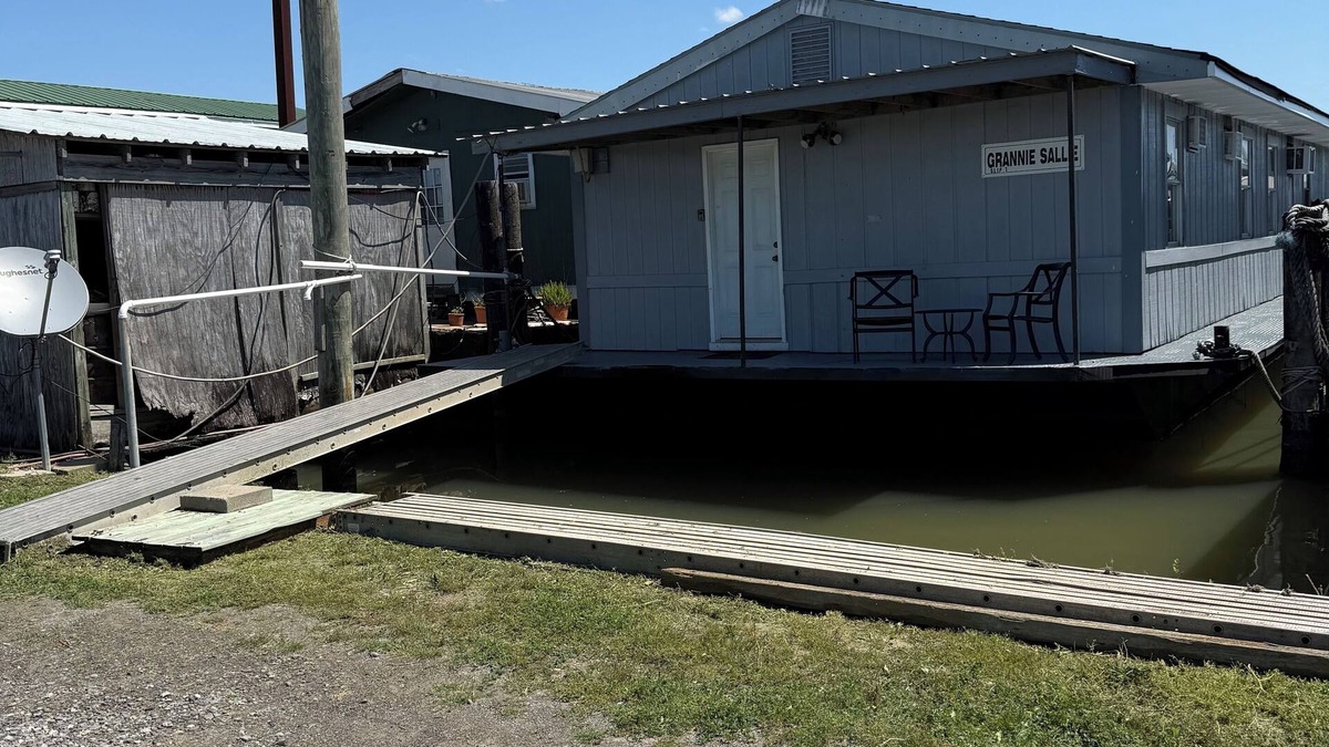 Venice Boat Rental | Front row Venice Marina 3-bedroom hs. boat sleeps 6. Steps away from restaurant.