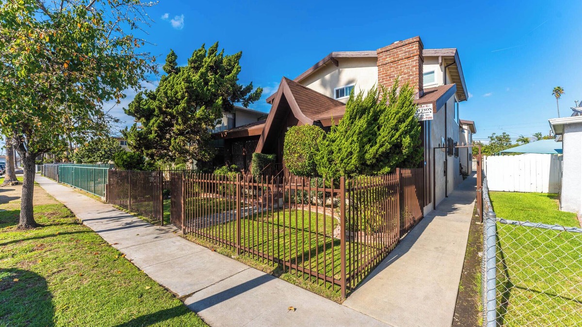 Inglewood Apartment | Front unit, yard, beautifully upgraded, high end appliances, gated parking.!