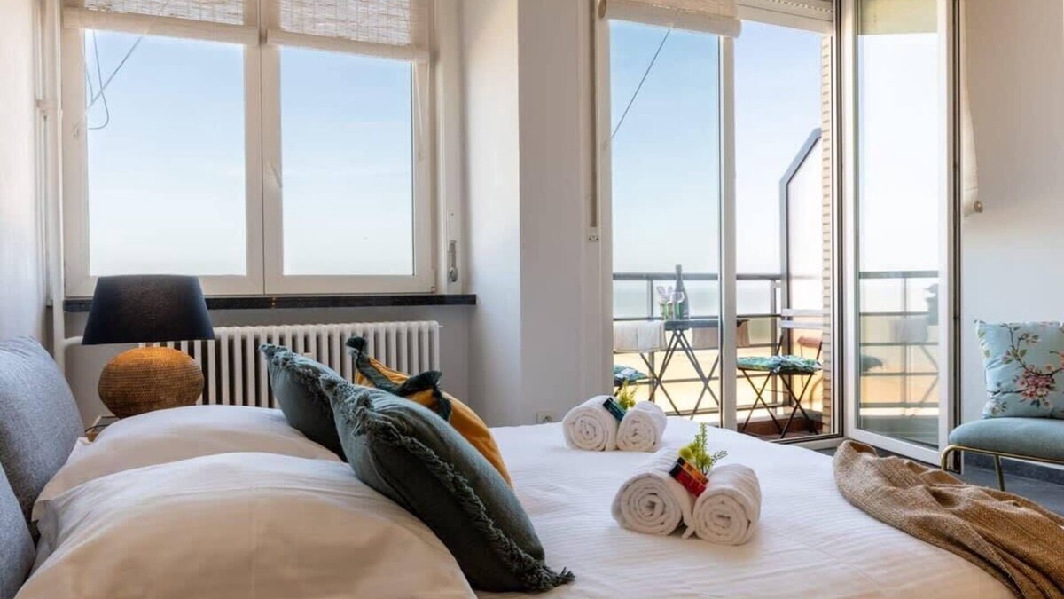 Knokke Apartment | Frontal Sea View Studio Knokke Center - Huswell