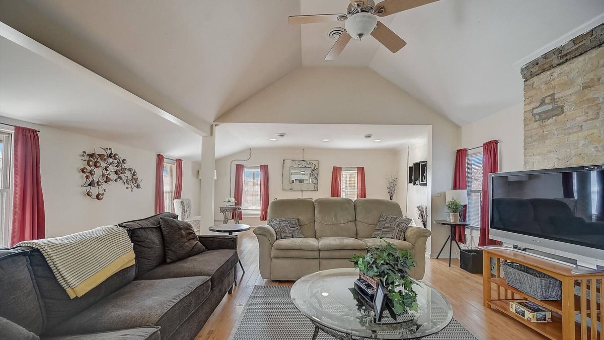 Lower East Side Apartment | FRONTDESK 1600 N Jackson St Apts Lower East Side Milwaukee