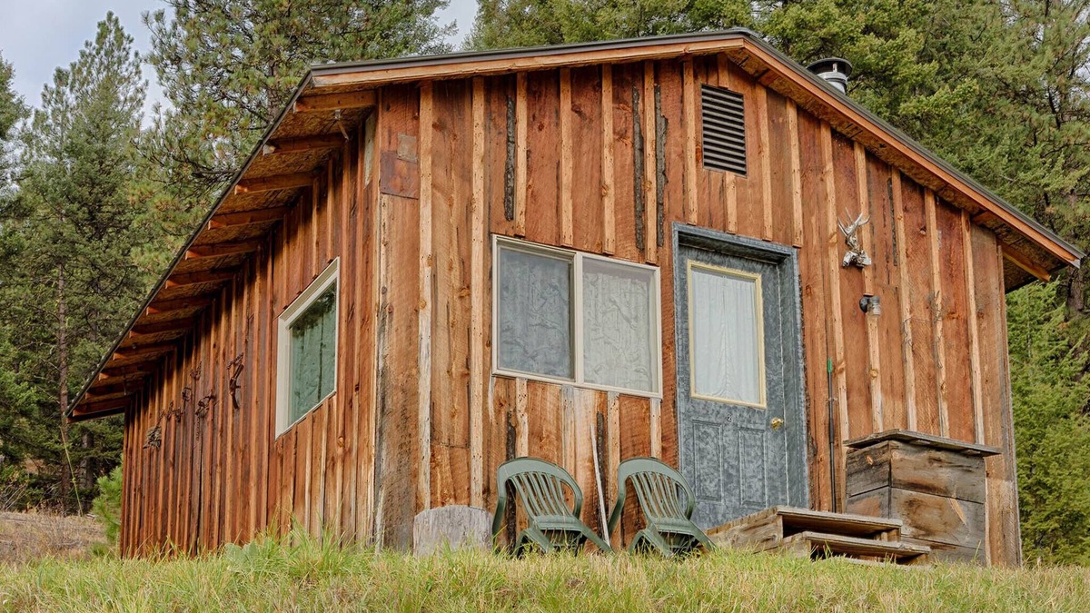 Oroville Cabin | Frontier-style cabin with kitchen & wood stove.