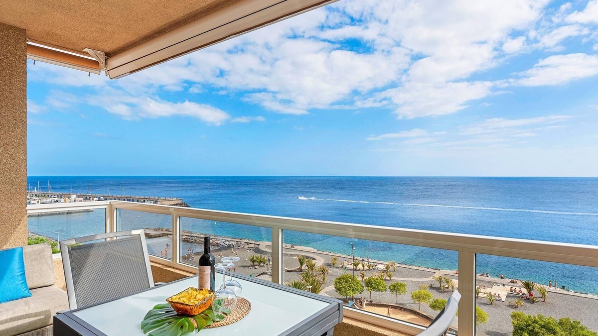 Radazul Apartment | Frontline Beach Apartment with Terrace