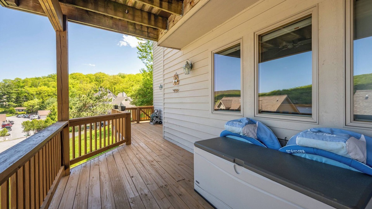 Mountainside Condo | Frost & Float Getaway! Cozy 2-bedroom condo in Deep Creek Lake with Lakeviews