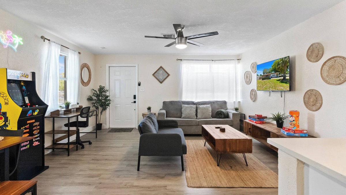 North Andrews Gardens House | FTL Group Oasis: 3-Home Family Compound: Retro Arcade, BBQ & Near Beach
