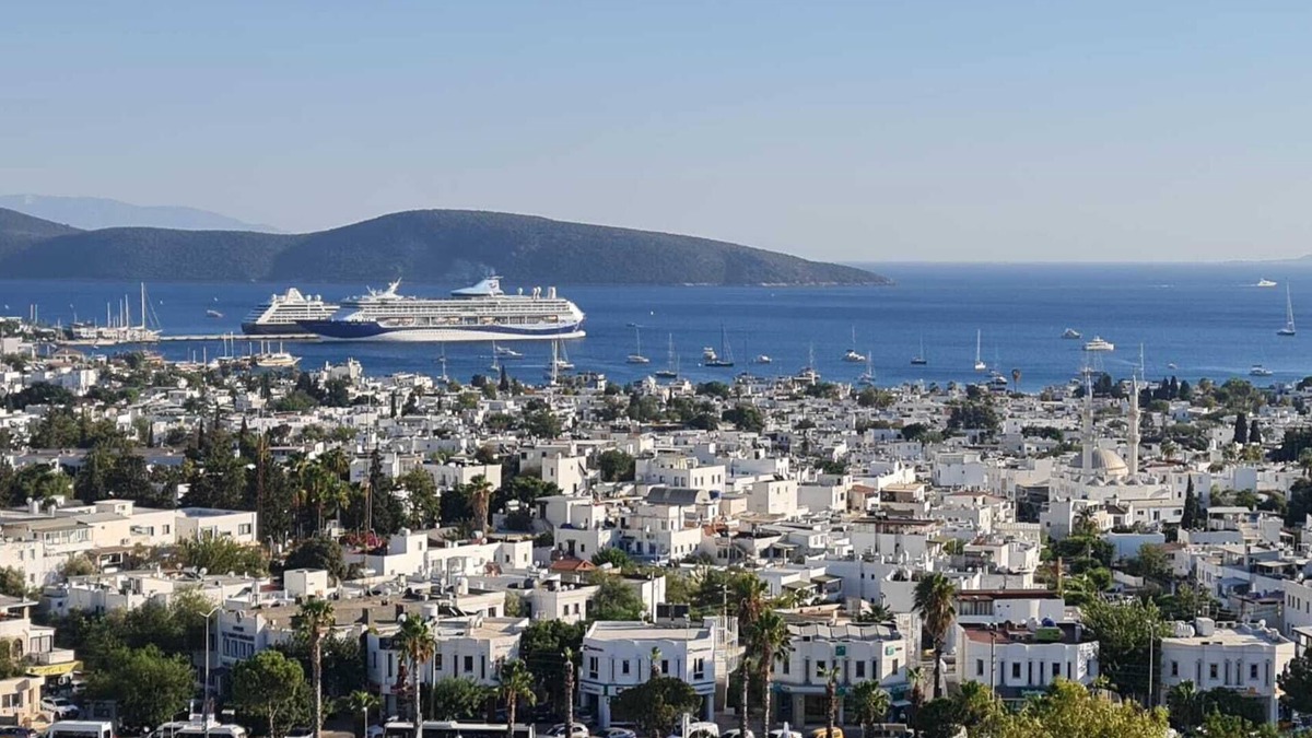 Bodrum City Center Apartment | FULL CASTLE VİEW. 3+3 BRUTALIST CONCEPTIONAL DESIGN + 28sqm BALCONY + SAUNA