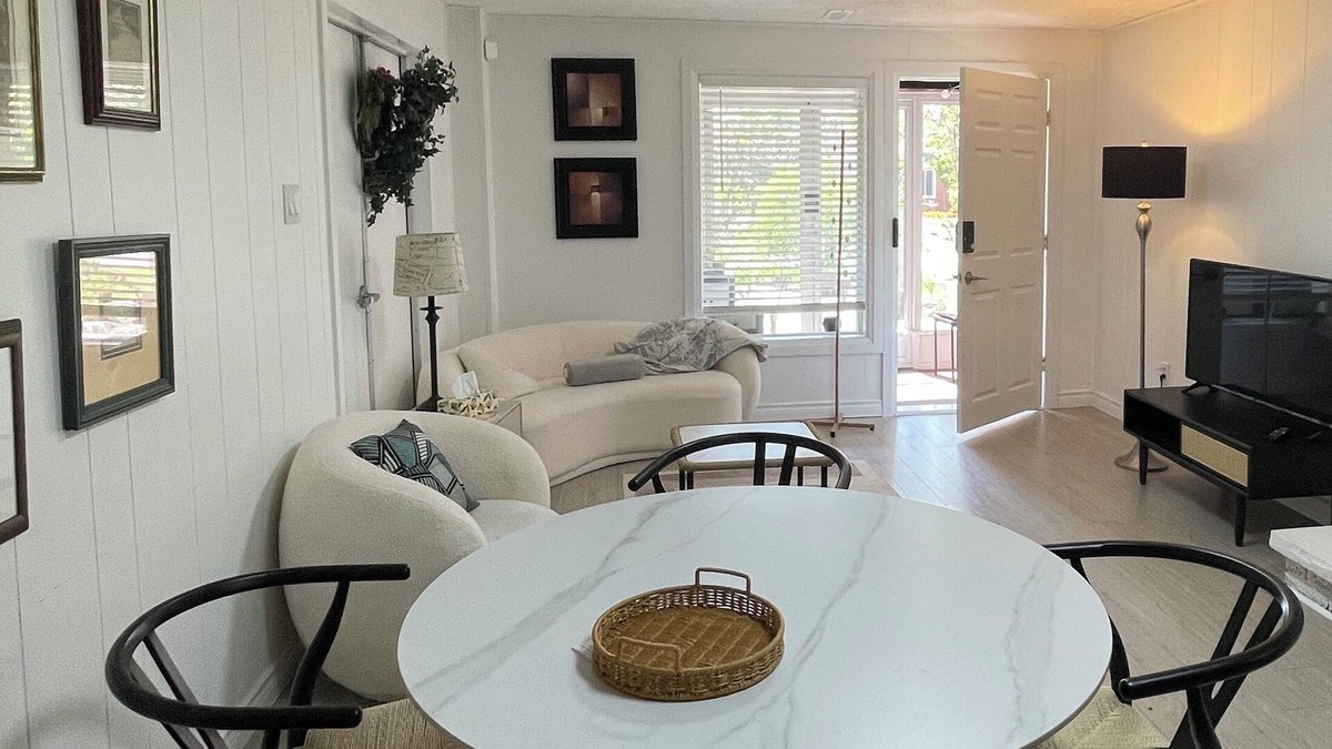 Thornhill Villa | Full floor 2 bedroom suite at Thornhill