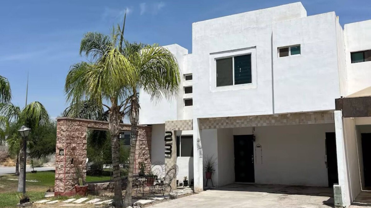 Torreon House | Full house for family and friends