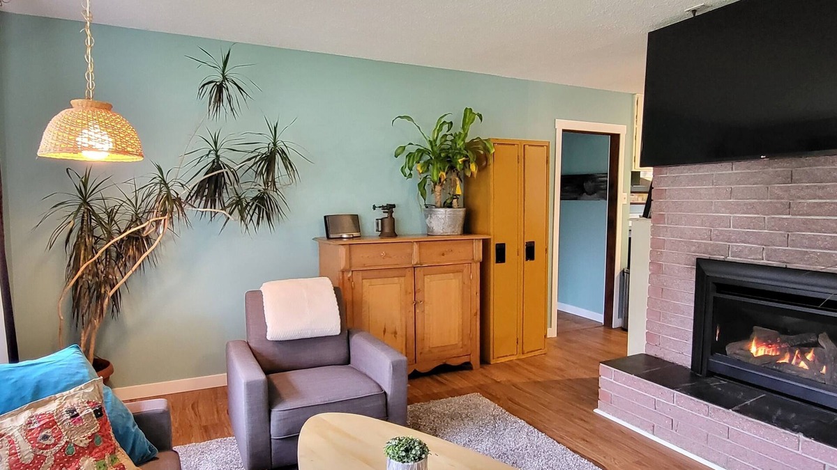 Courtenay House | Full House with Hot Tub and Private Yard close to parks and downtown.