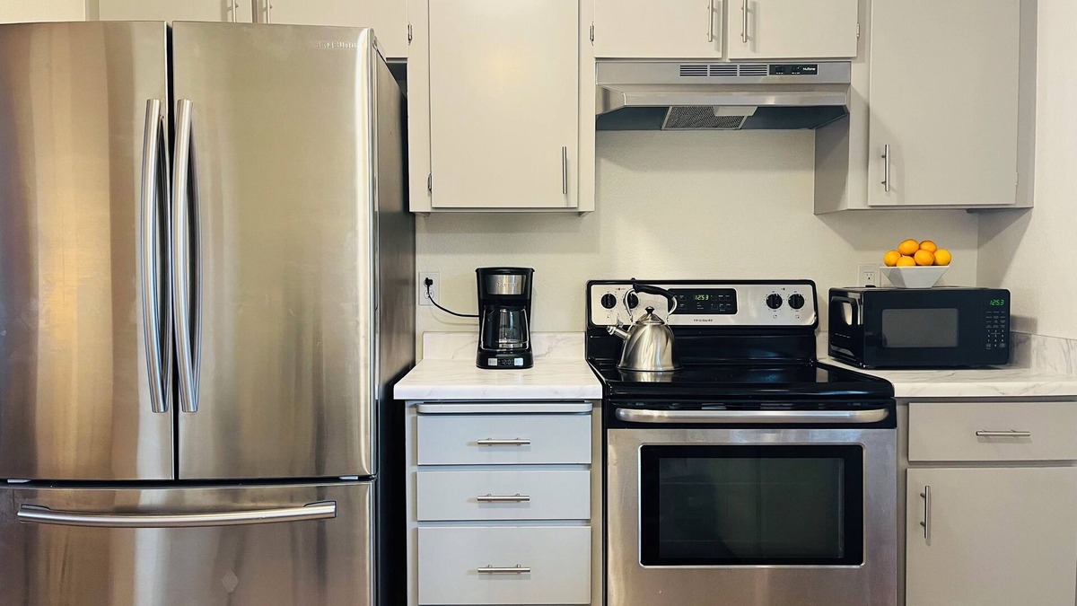 South Richland House | Full kitchen - Cozy 2 BR with King bed - Hospital & Hanford super close.