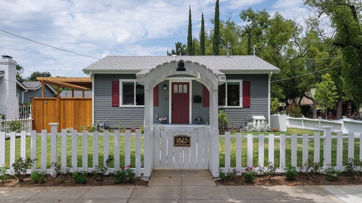 North Central House | Full Kitchen Studio Type Guest Room with WiFi, AC in delightful Pasadena House