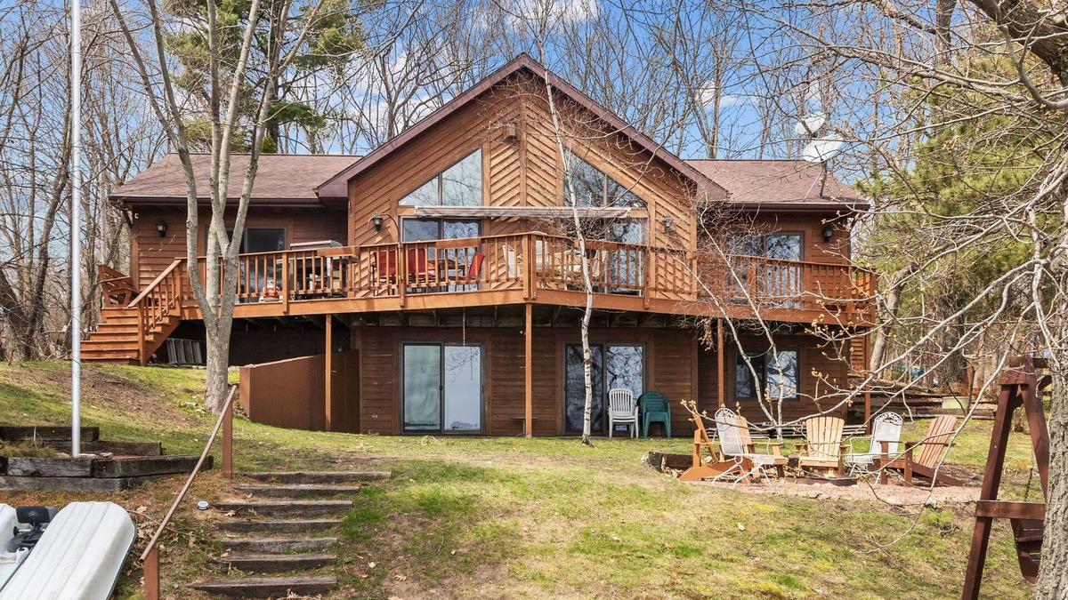 Wautoma House | Full Rec Lake w/pontoon to rent! 🏖 Beach. 🐶 friendly.